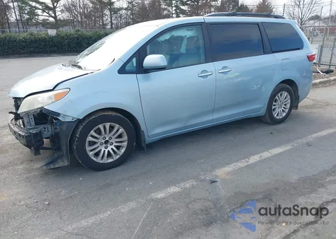 2015 Toyota Sienna Xle 8 Passenger z USA, uszkodzony, nr VIN 5TDYK3DC8FS537661